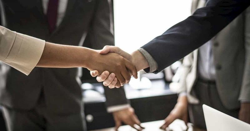 握手する人たち