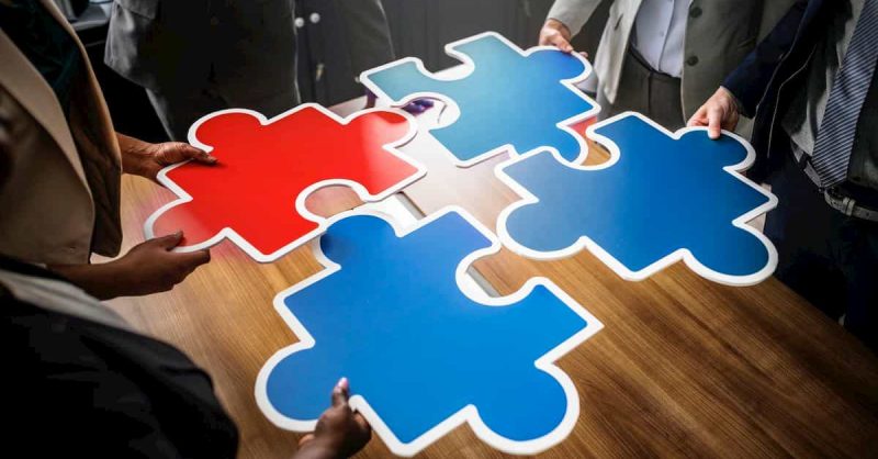 パズルのピースを組み合わせる人たち