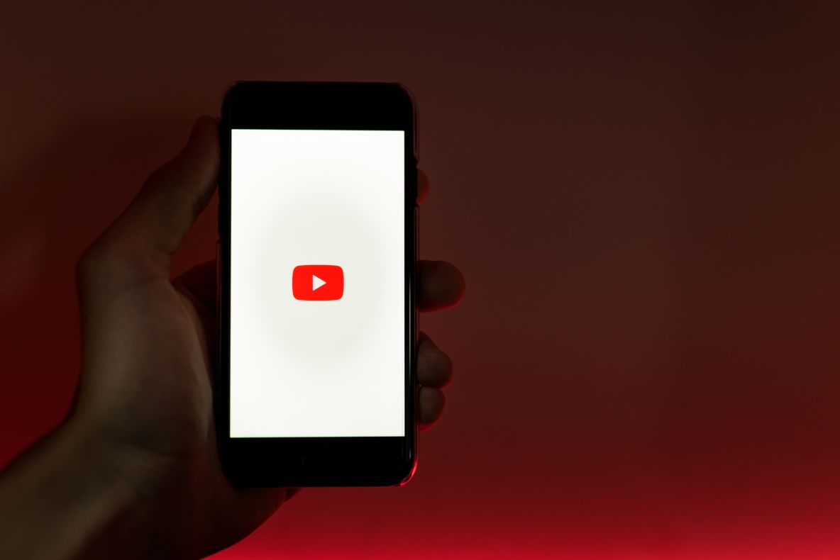 スマートフォンでYouTubeを起動する人