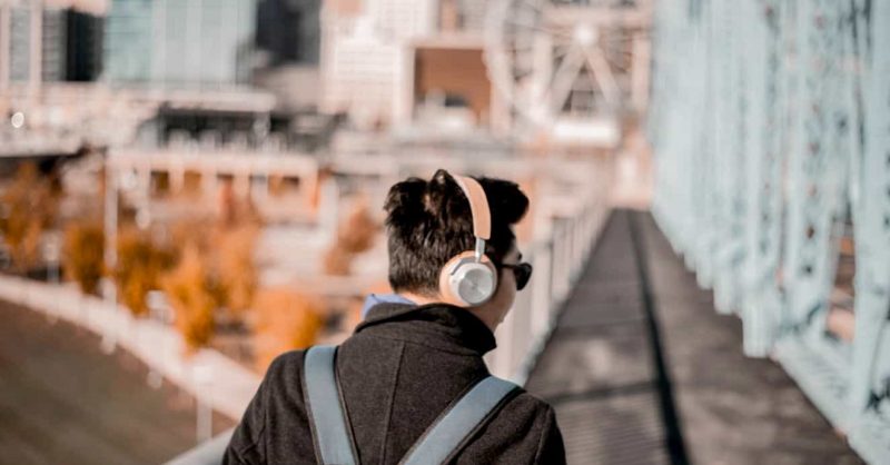 ヘッドホンをしながら道を歩く人