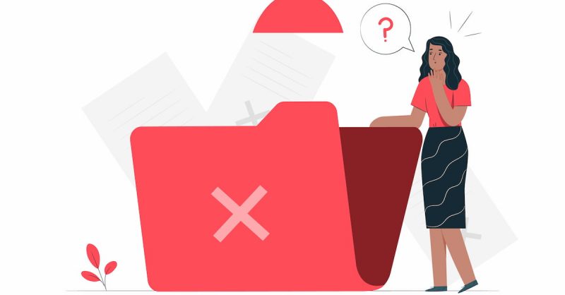 ファイルの中の書類を探す女性