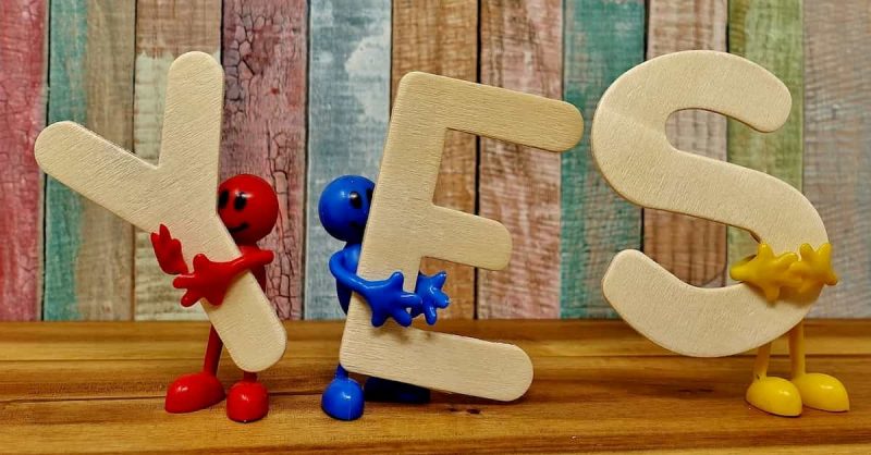 YESの文字を持つ人形